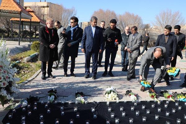 ادای احترام نمایندگان سیاسی تبعه هواپیمای اوکراینی به جانباختگان ادای احترام نمایندگان سیاسی تبعه هواپیمای اوکراینی به جانباختگان